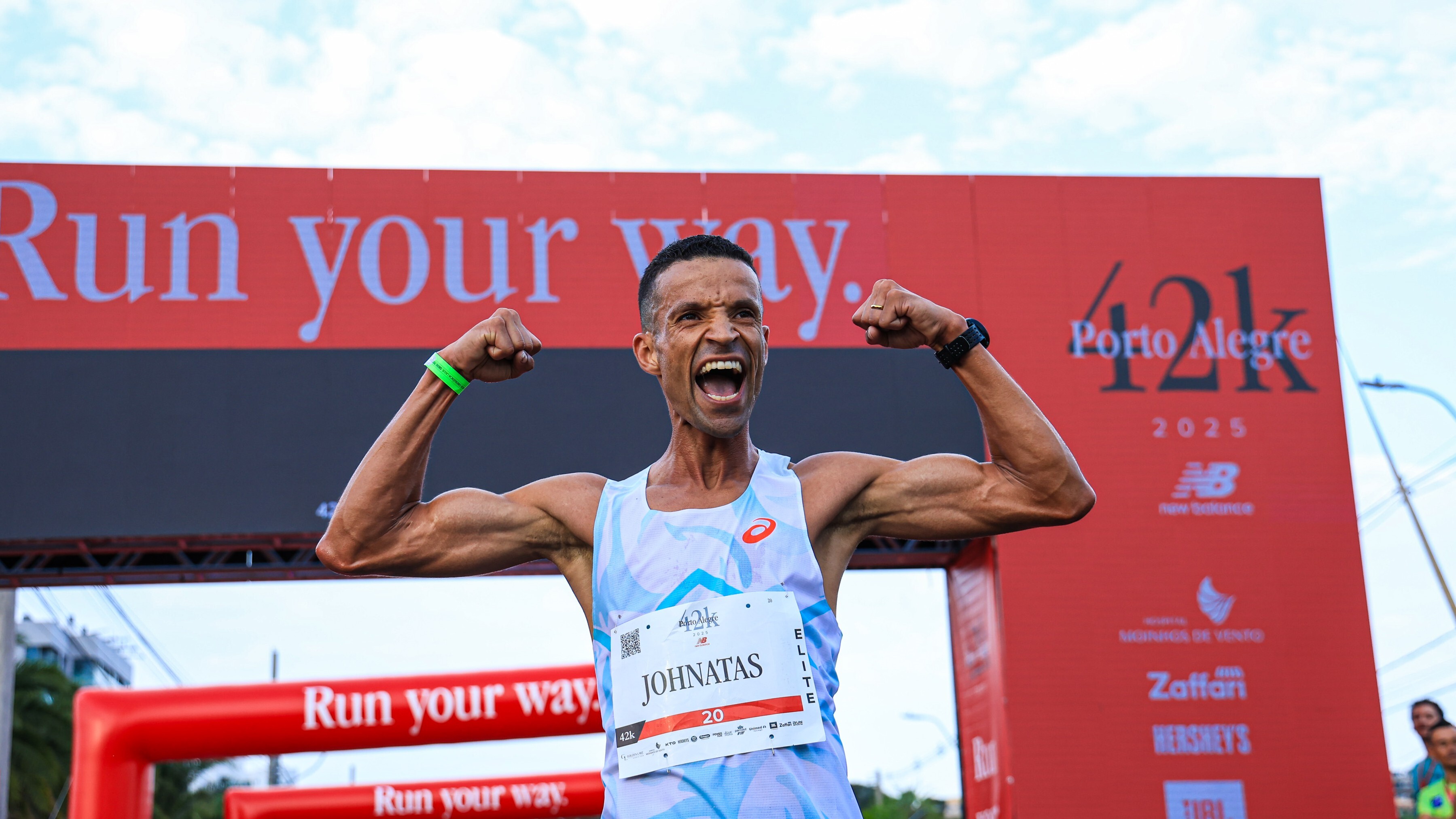 O mineiro Johnatas Cruz vence os 42 km de Porto Alegre