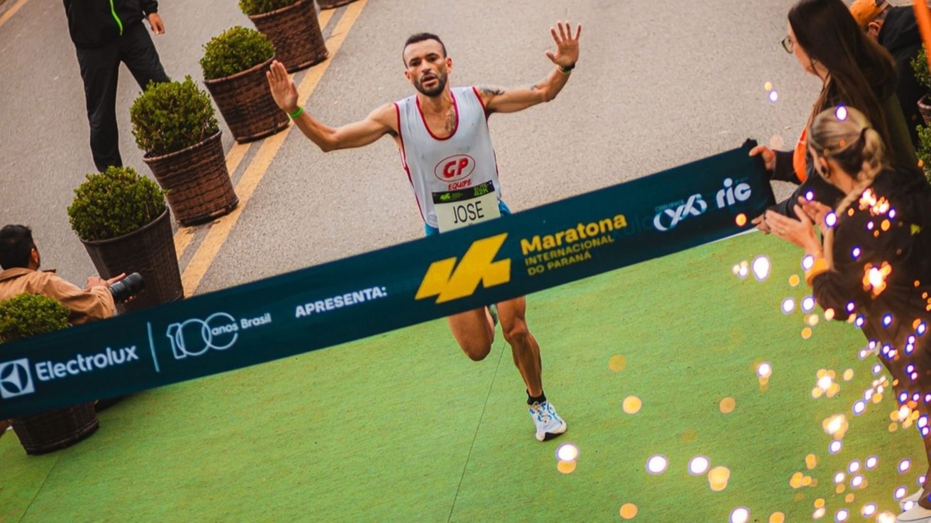 Maratona Internacional do Paraná tem 20 mil corredores em percurso pela Ponte de Guaratuba