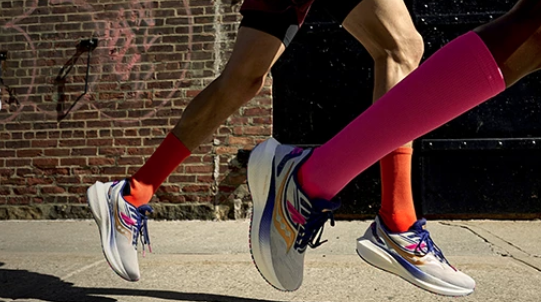 Saucony lança campanha em comemoração ao Dia dos Namorados com 20% OFF na compra de 2 pares 