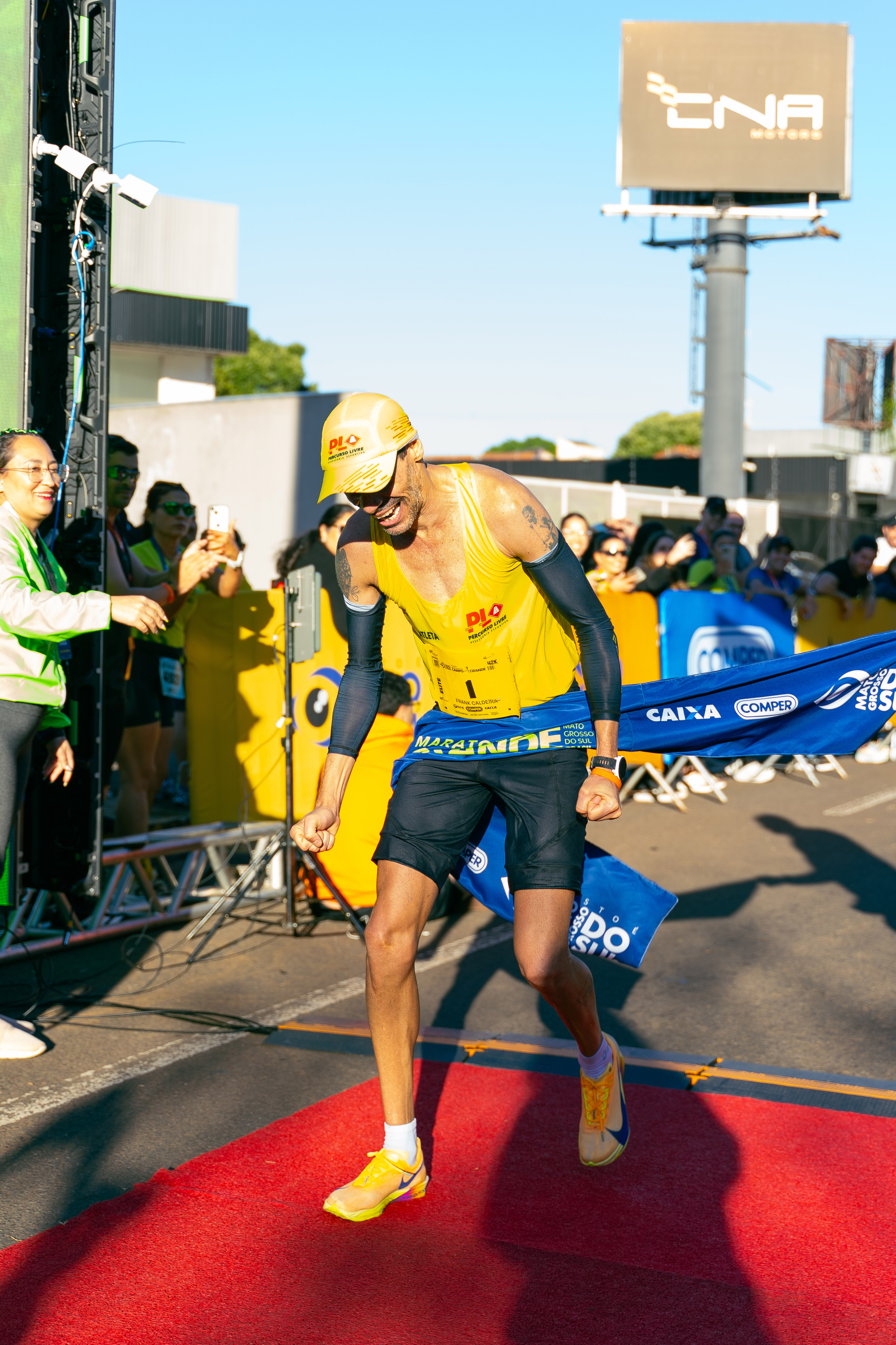 Chegada bicampeão 42 km, Franck Caldeira_crédito Gleison Nascimento.jpg