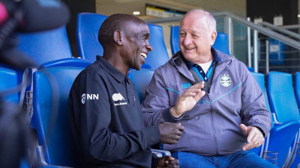 Eliud Kipchoge visita a Arena do Grêmio, encontra Felipão e ganha camisa personalizada