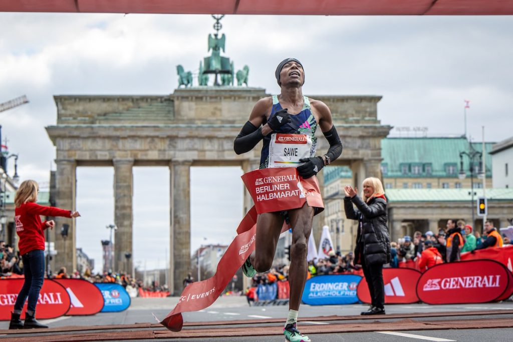 Sabastian-Sawe-beim-GENERALI-BERLINER-HALBMARATHON-1024x683.jpg