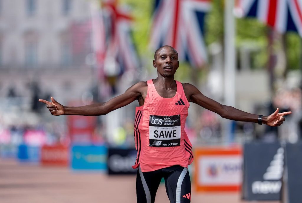 Sebastian Sawe vence em Londres com recorde mundial e sub-2h na maratona (1:59:30)