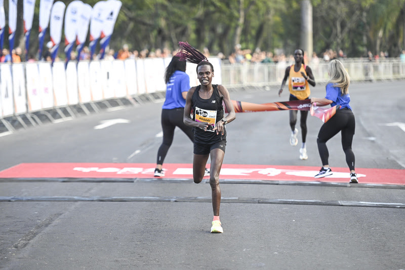 Queniana quebra o recorde da prova nos 21 km da Maratona do Rio